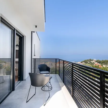 Andro Villa *