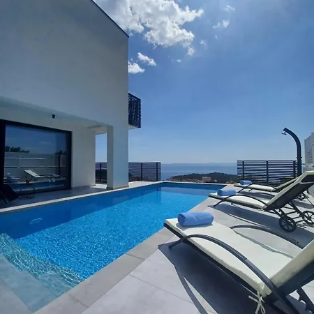 Andro Villa *