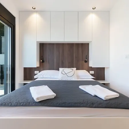 Andro Villa *